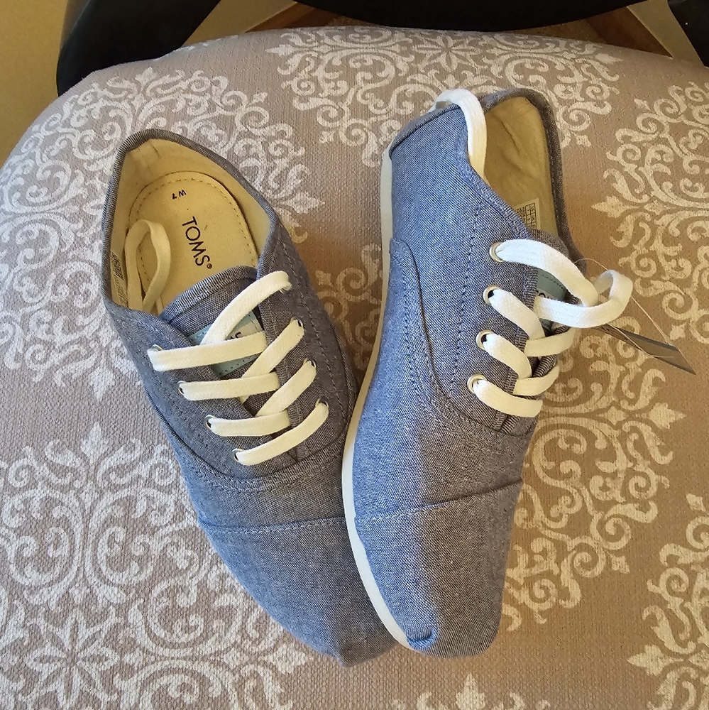 NWT Tom's Cordoba shoes